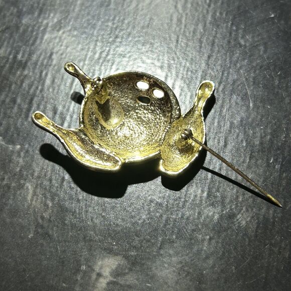 Vintage 1-7/8" Shiny Gold-plated Tone Frosted Finish Bowling Ball & Pins Brooch - Picture 4 of 4